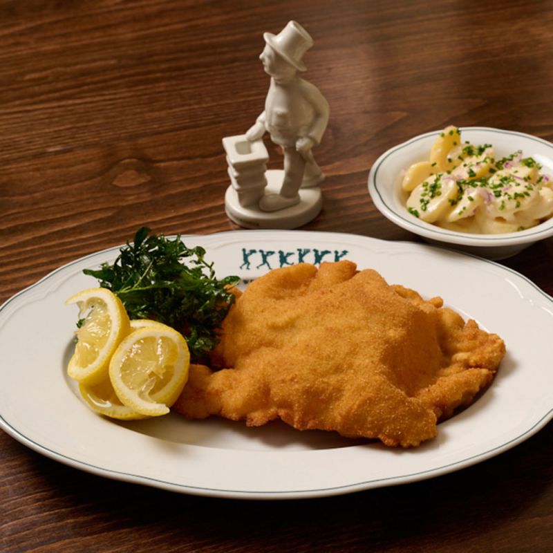 Wiener Schnitzel auf einem Teller mit Kartoffelsalat